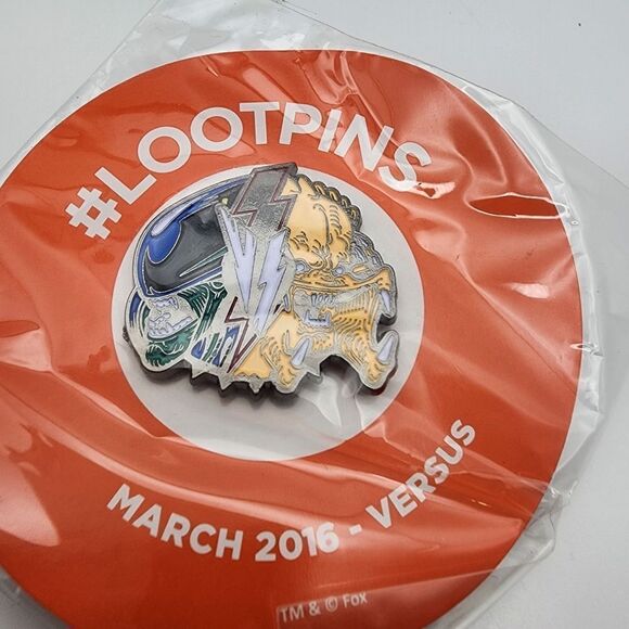 NWT Lootpins Alien Vs Predator Pin - Picture 2 of 3